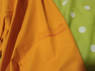 Chaqueta impermeable naranja