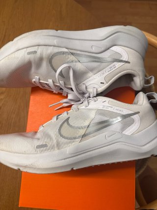 Nike Bambas Blancas y Plateadas