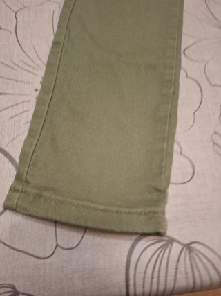 Pantalones verdes con cremalleras