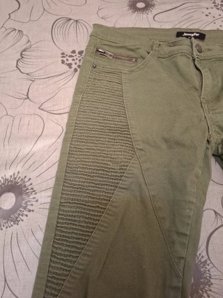 Pantalones verdes con cremalleras