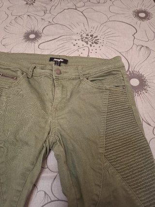 Pantalones verdes con cremalleras