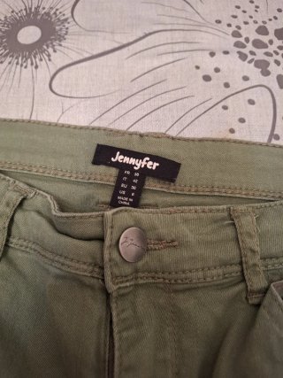 Pantalones verdes con cremalleras