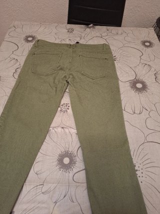 Pantalones verdes con cremalleras