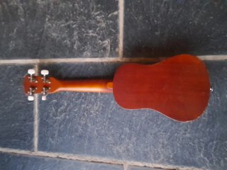Ukelele marrón de 4 cuerdas