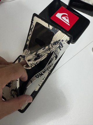 Cartera Quiksilver Negra con Caja Metálica
