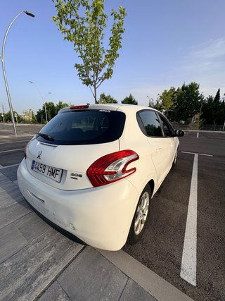 Peugeot 208 2012