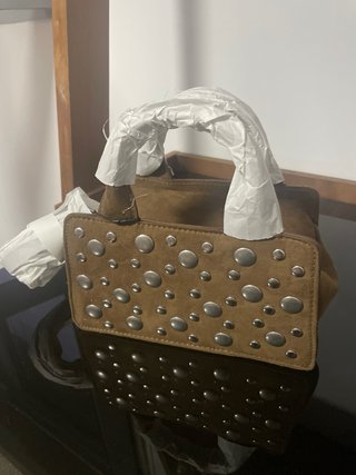 Bolso de mano tachas marrón y plateado