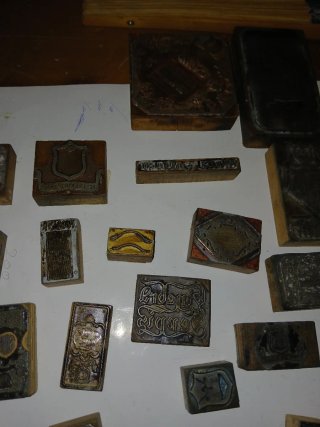 Lote de sellos y tipos de imprenta
