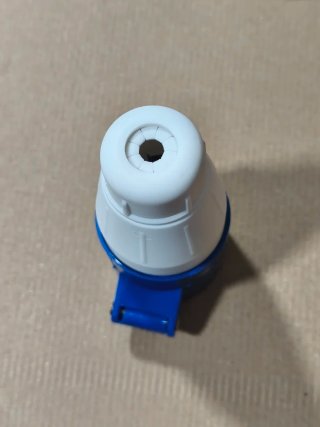 Conector industrial azul y blanco