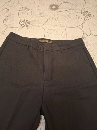 Pantalón negro con aberturas