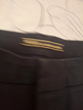 Pantalón negro con aberturas