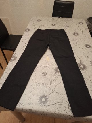 Pantalón negro con aberturas