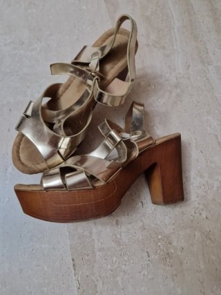 Sandalias doradas plataforma tacón madera
