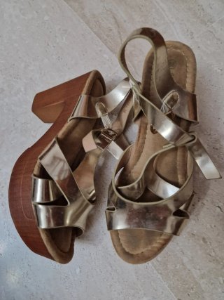 Sandalias doradas plataforma tacón madera