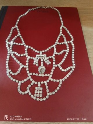 Collar de bisutería con pedrería