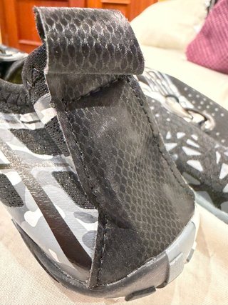 Zapatillas de agua negras y grises