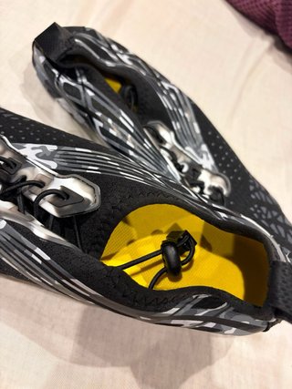 Zapatillas de agua negras y grises
