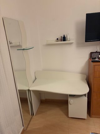 Escritorio Blanco con Espejo Ondulado