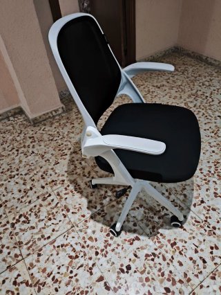 Silla de escritorio con reposa brazos abatibles