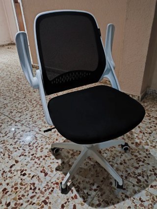 Silla de escritorio con reposa brazos abatibles