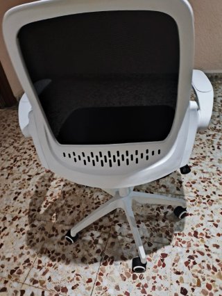 Silla de escritorio con reposa brazos abatibles