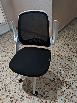 Silla de escritorio con reposa brazos abatibles