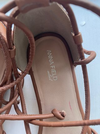 Sandalias marrones atadas al tobillo