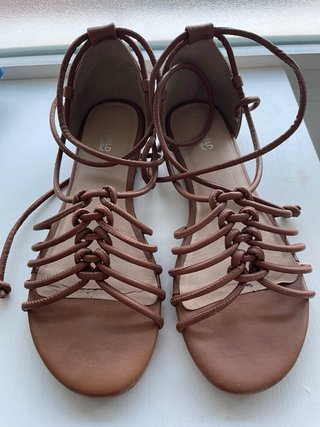 Sandalias marrones atadas al tobillo