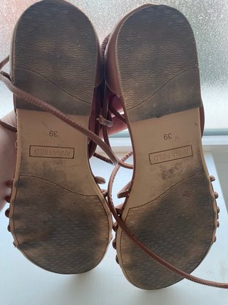 Sandalias marrones atadas al tobillo