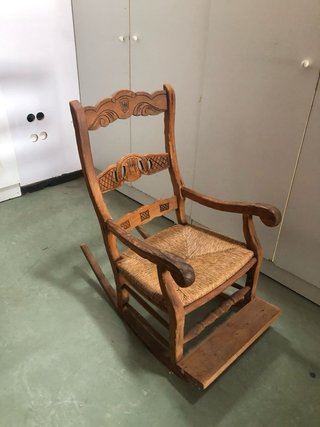 Mecedora de madera con asiento de yute
