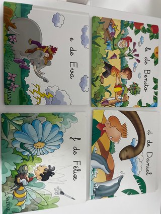 Libros con nombres de las letras del alfabeto