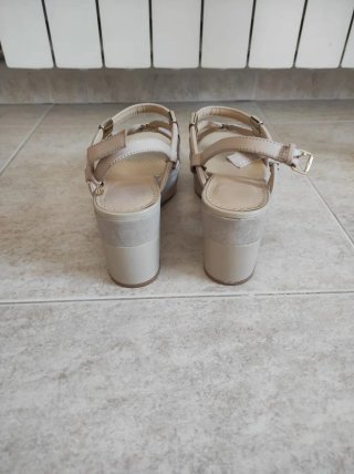 Sandalias beige tacón plataforma Elvio Zanon