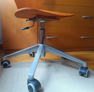 Silla de escritorio de madera color cerezo