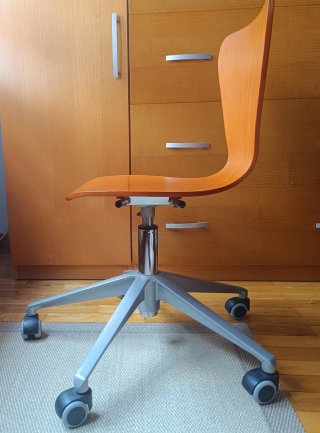 Silla de escritorio de madera color cerezo