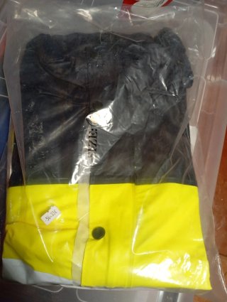 Chaqueta impermeable obras negra y amarilla.