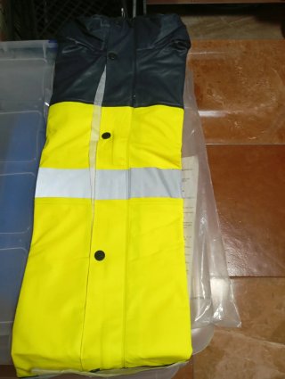 Chaqueta impermeable obras negra y amarilla.