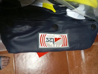 Chaqueta impermeable obras negra y amarilla.