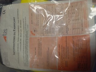 Chaqueta impermeable obras negra y amarilla.