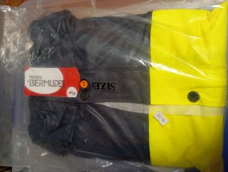 Chaqueta impermeable obras negra y amarilla.