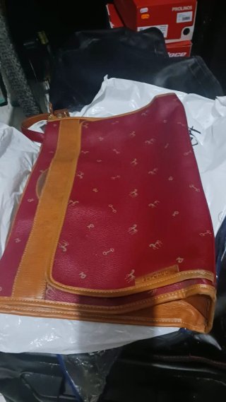 Maletín de piel marrón y rojo