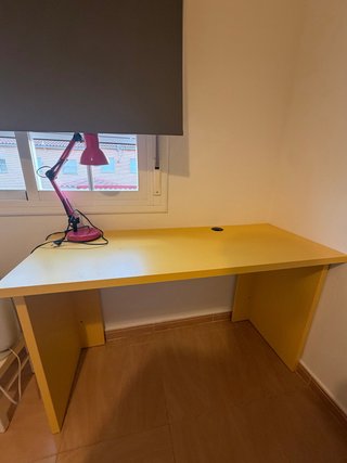 Escritorio amarillo con flexo