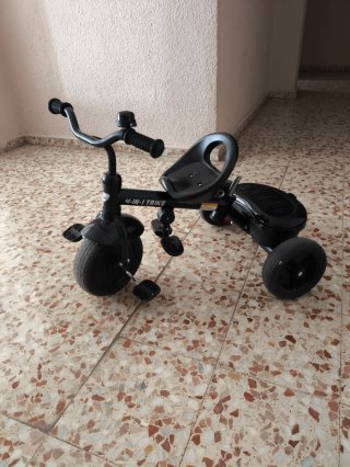 Triciclo compacto color negro  marca Besrey