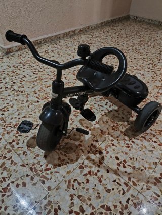 Triciclo compacto color negro  marca Besrey