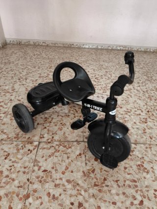Triciclo compacto color negro  marca Besrey
