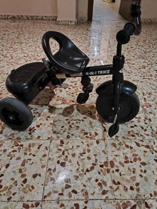 Triciclo compacto color negro  marca Besrey