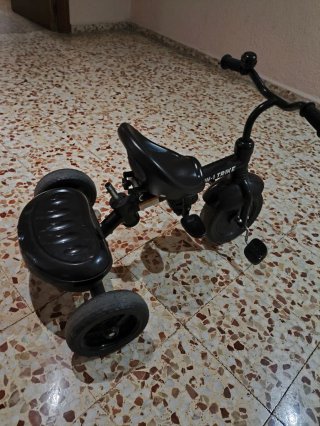 Triciclo compacto color negro  marca Besrey