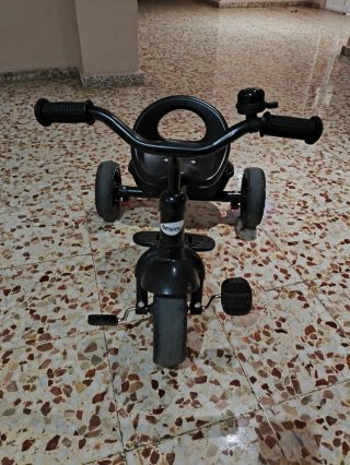 Triciclo compacto color negro  marca Besrey