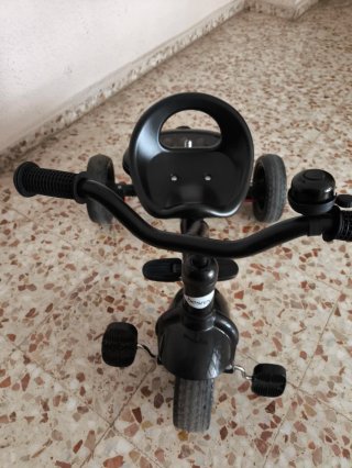 Triciclo compacto color negro  marca Besrey