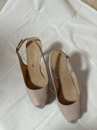 Zapatos de tacón beige peep toe