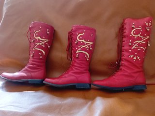 Botas altas rojas con adornos dorados